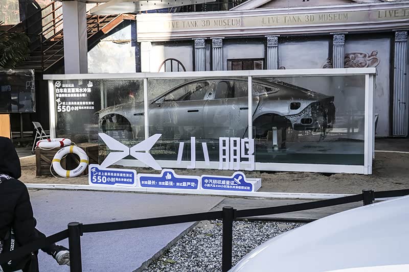 ▲ 玻璃上好像有字，我们走近来看看