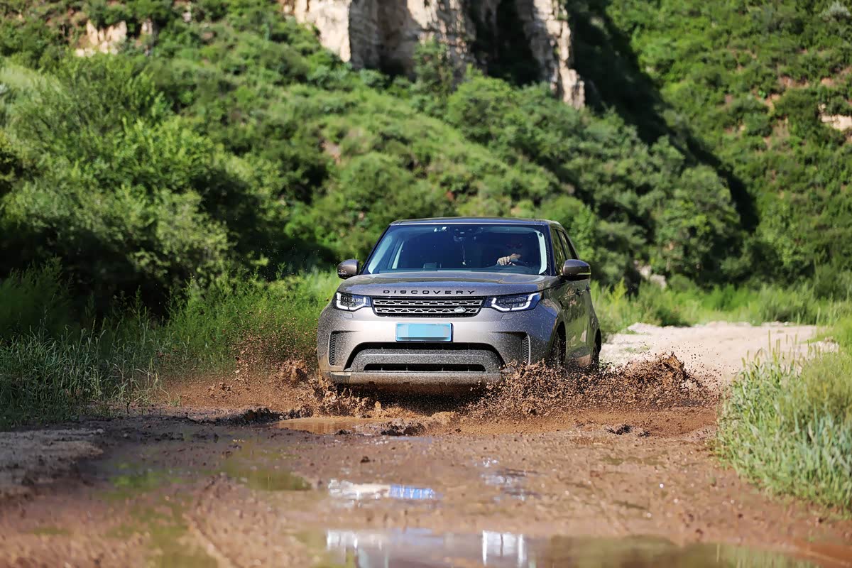 终于来到了泥地，这里无法绕开，只能“硬着头皮”往里走