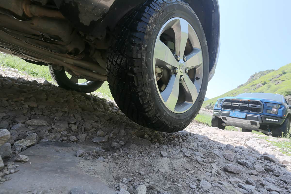 悬挂行程是个硬伤，还好四驱系统能帮忙解围