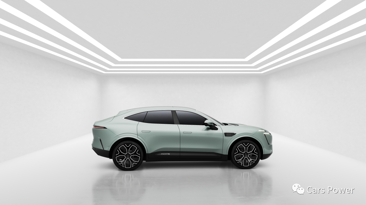 阿维塔11的侧面线条简约、飘逸、流畅