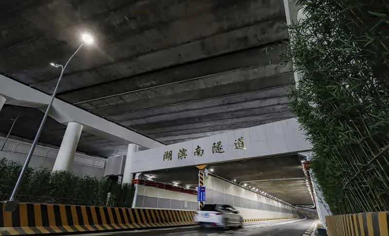 在隧道入口处可以看到来往车辆并不算多