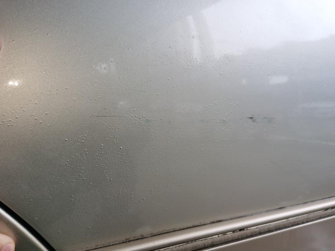 原车主自己找的油漆厂补过的漆，已经全部起泡了。