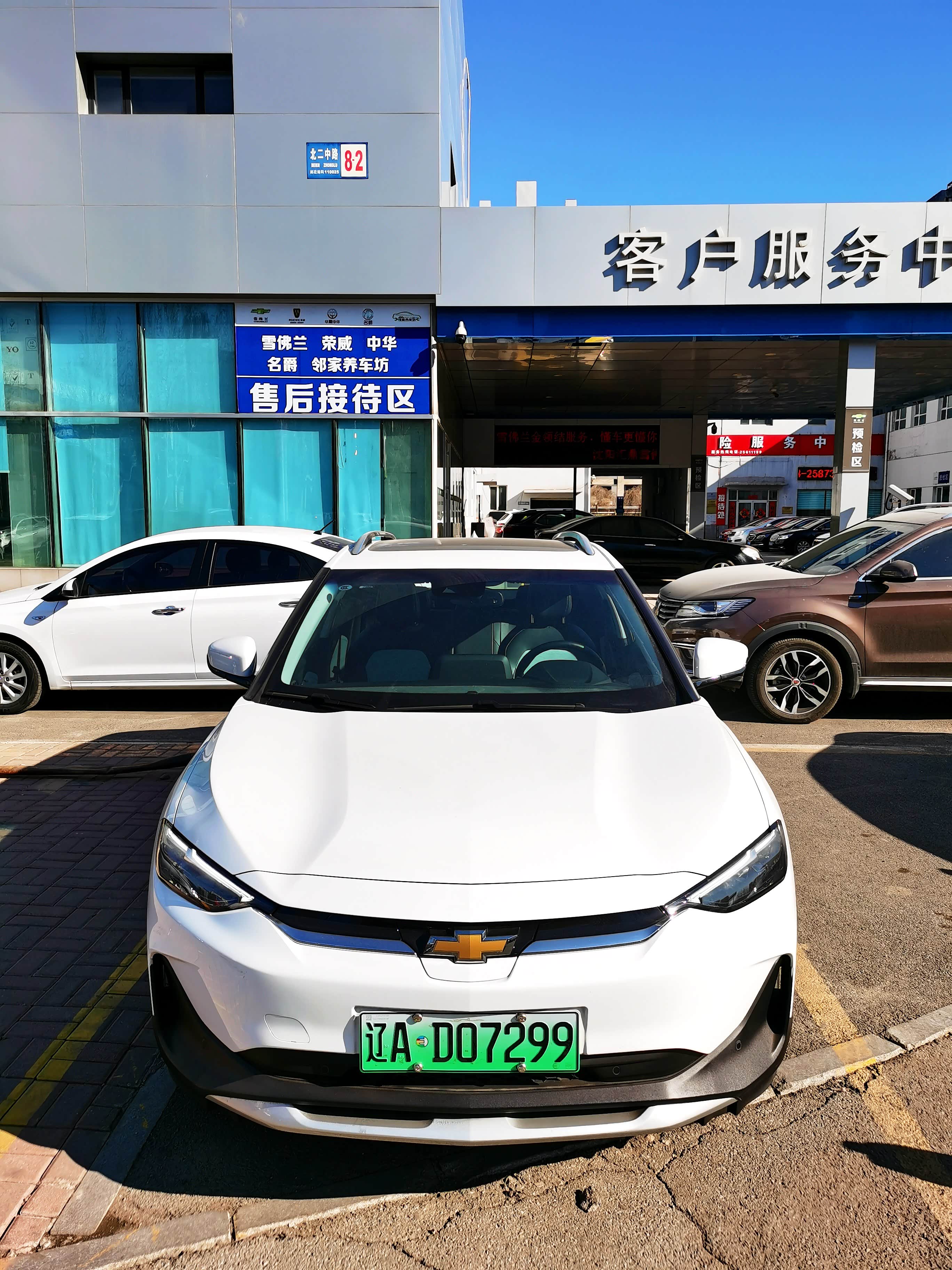 就雪佛兰畅巡的前脸来说和迈锐宝真的非常想像，如果不是绿色牌照真看不太出来它是台纯电的汽车。