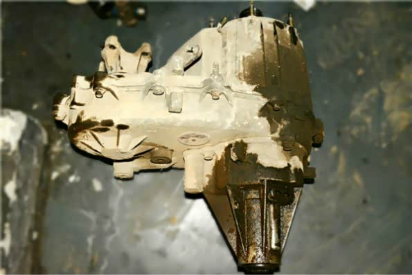 这个就是吉普大指挥官分动箱。