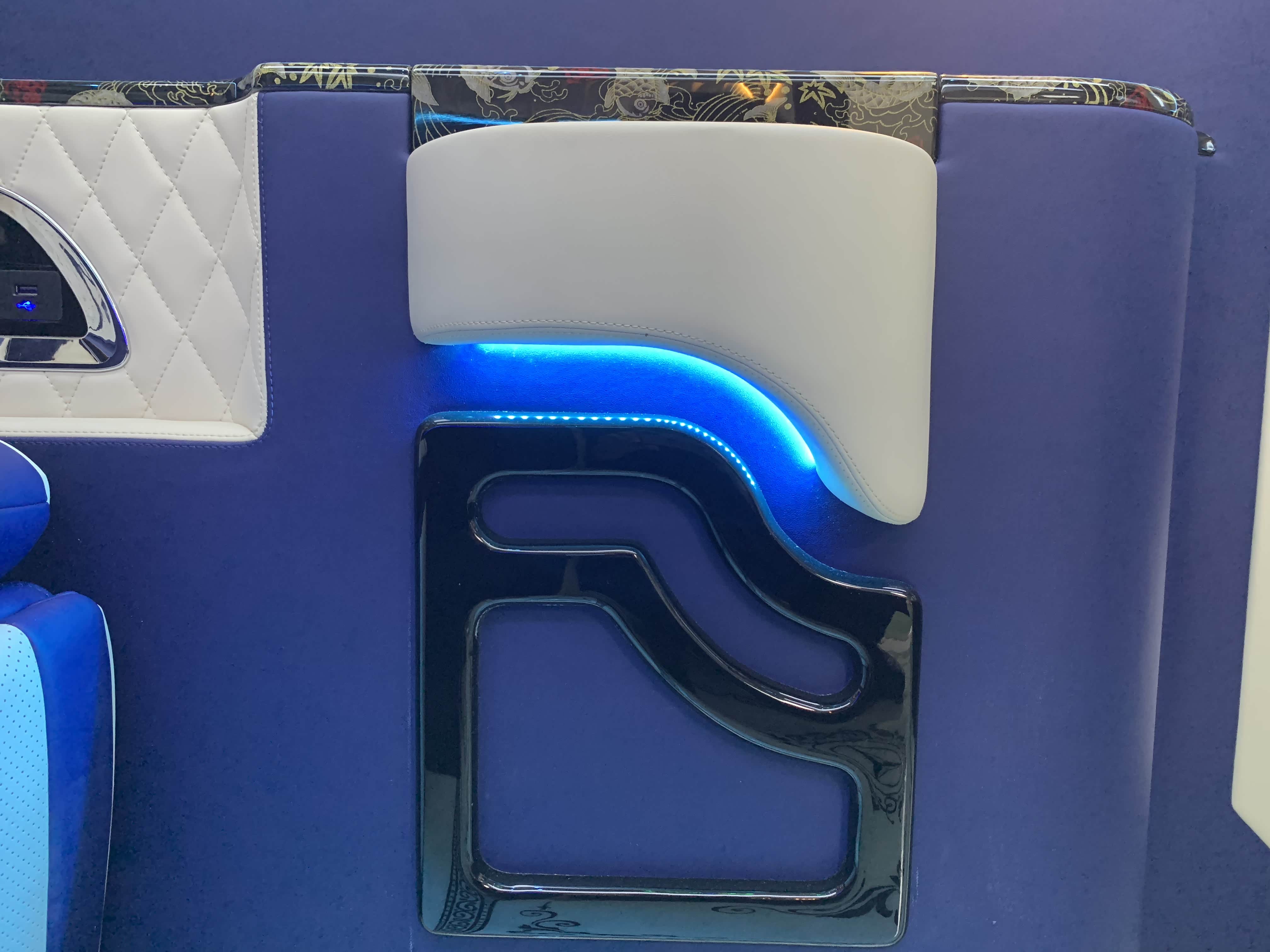 小桌板下方的氛围灯和装饰件