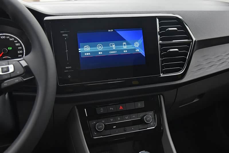 VS5即使入门版一样搭配8英寸液晶大屏，支持语音操作及多种互联显示功能，便利功能一点都不减配