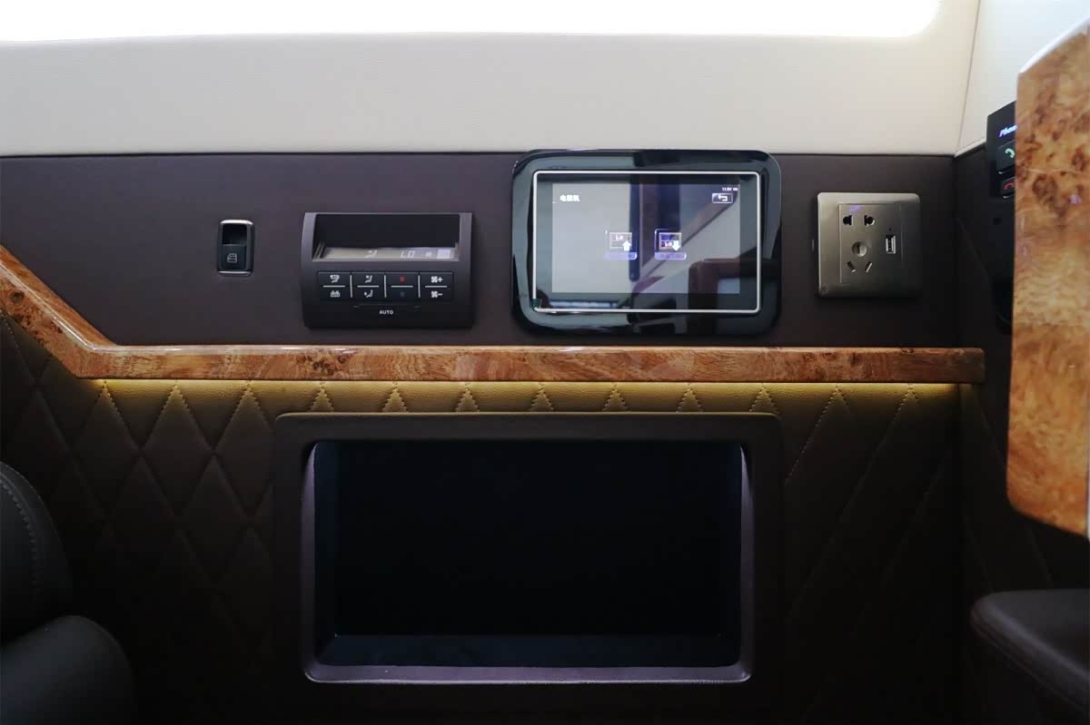 实拍四驱大众七座豪华商务车