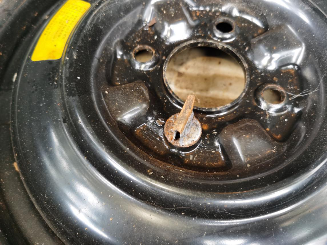 固定备胎的螺丝也锈死在上面，我们喷了除锈剂，等拧动了再去清理。