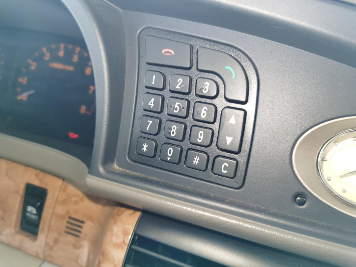 旁边是一个拨号器，连接手机蓝牙功能就能拨号。