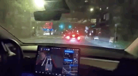 场景五：一直转换车道。路口右转时，无法判断使用哪个车道