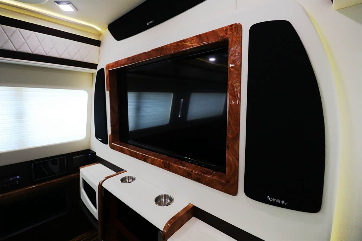 实拍四驱大众七座豪华商务车