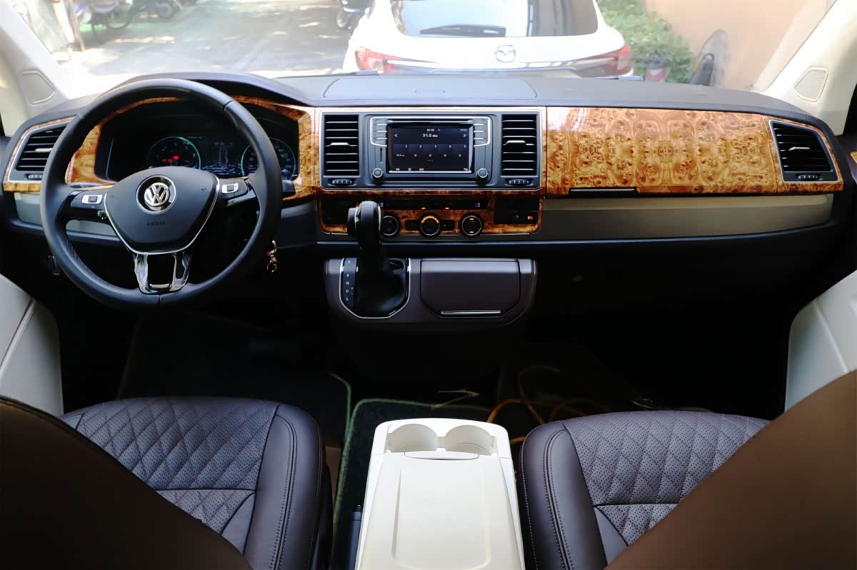 实拍四驱大众七座豪华商务车