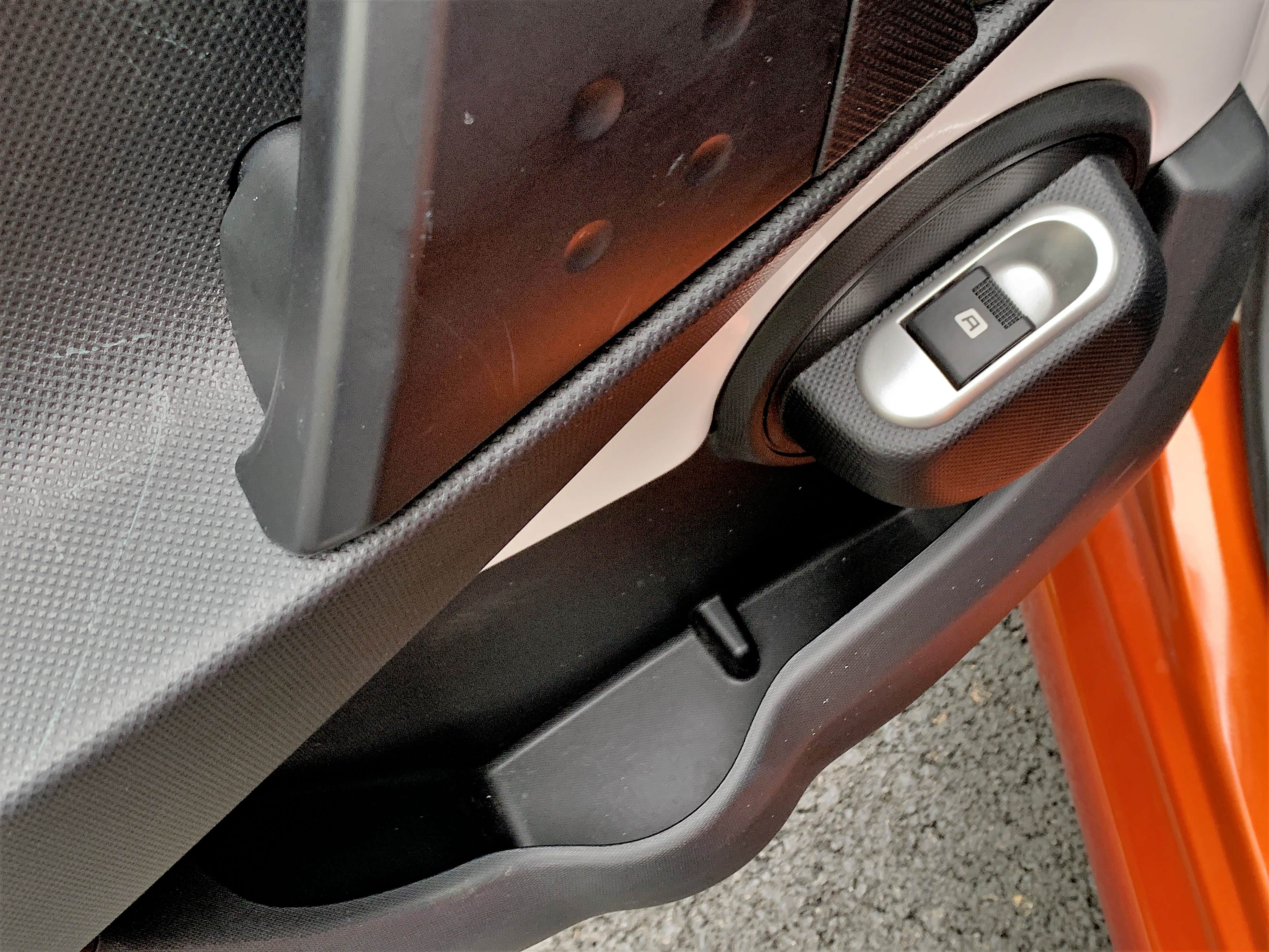 值得称赞的是，在F0上智能开一条缝的后排透气窗，在e1上回归了正常的上下开启，并且还是电动的