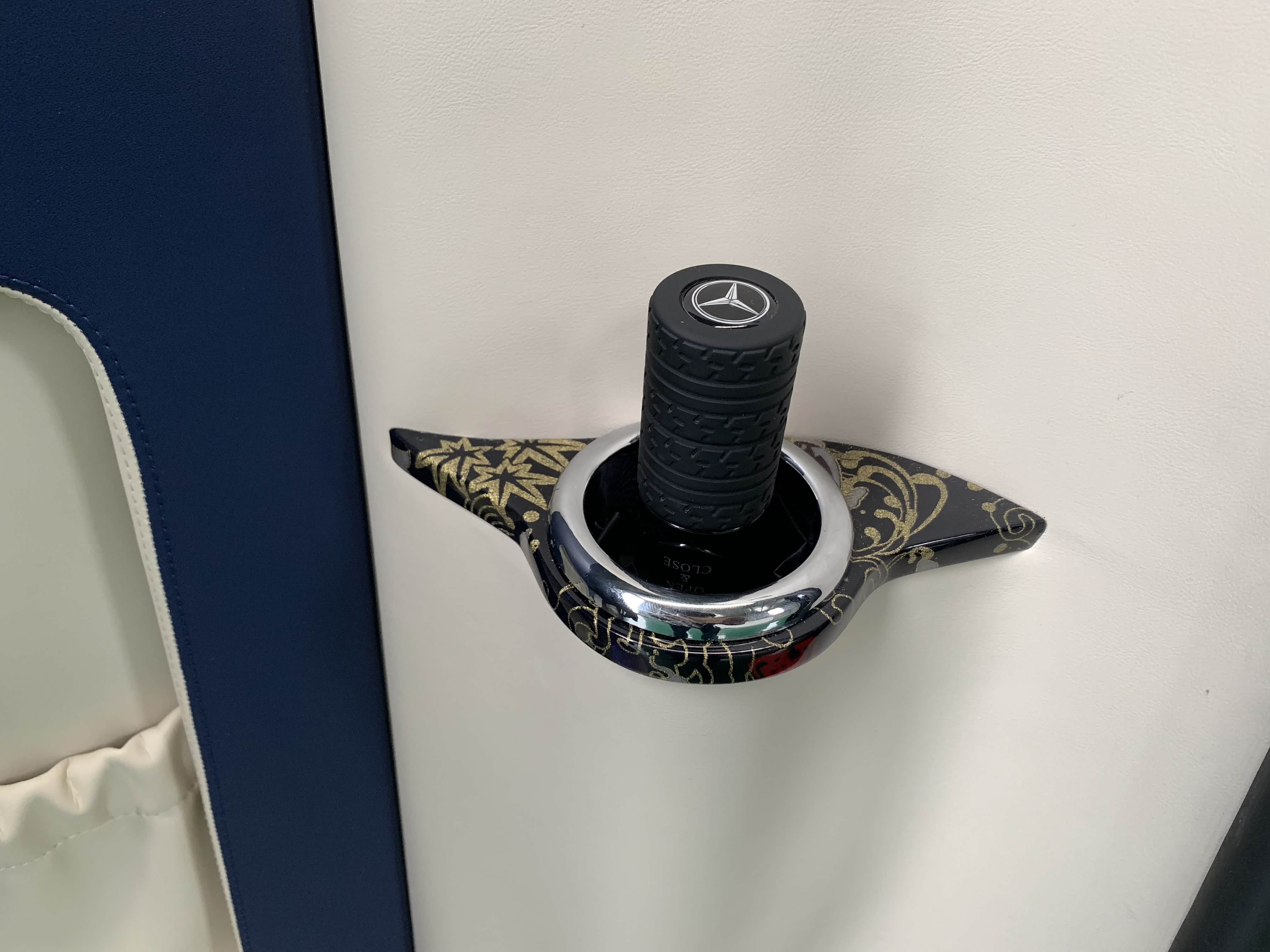 电动中门位置的雨伞