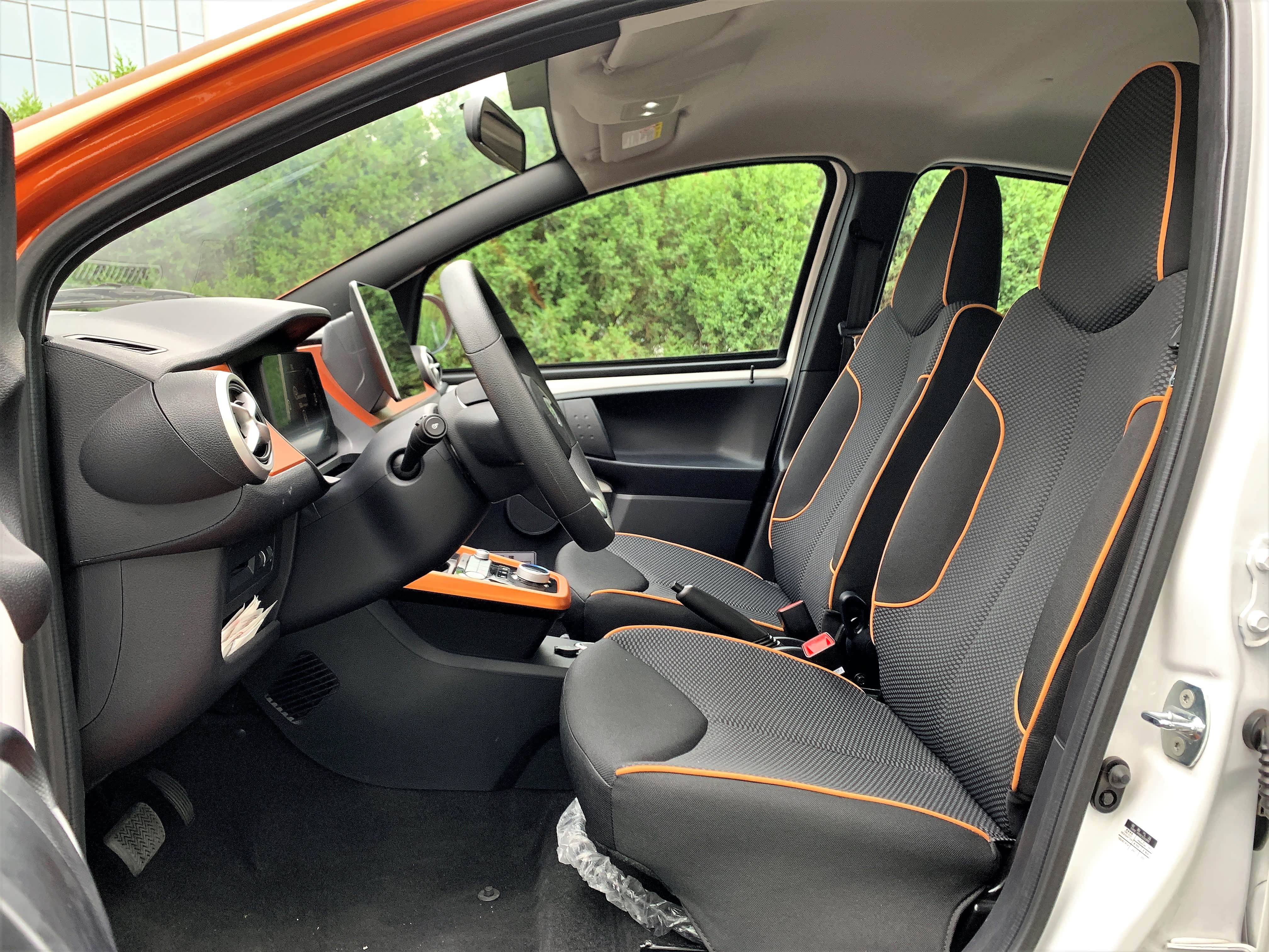 前排座椅的坐垫很厚实，但无法调节高低对于高个子来说不太友好。还有就是靠背过于平直，时间长了脖子会比较