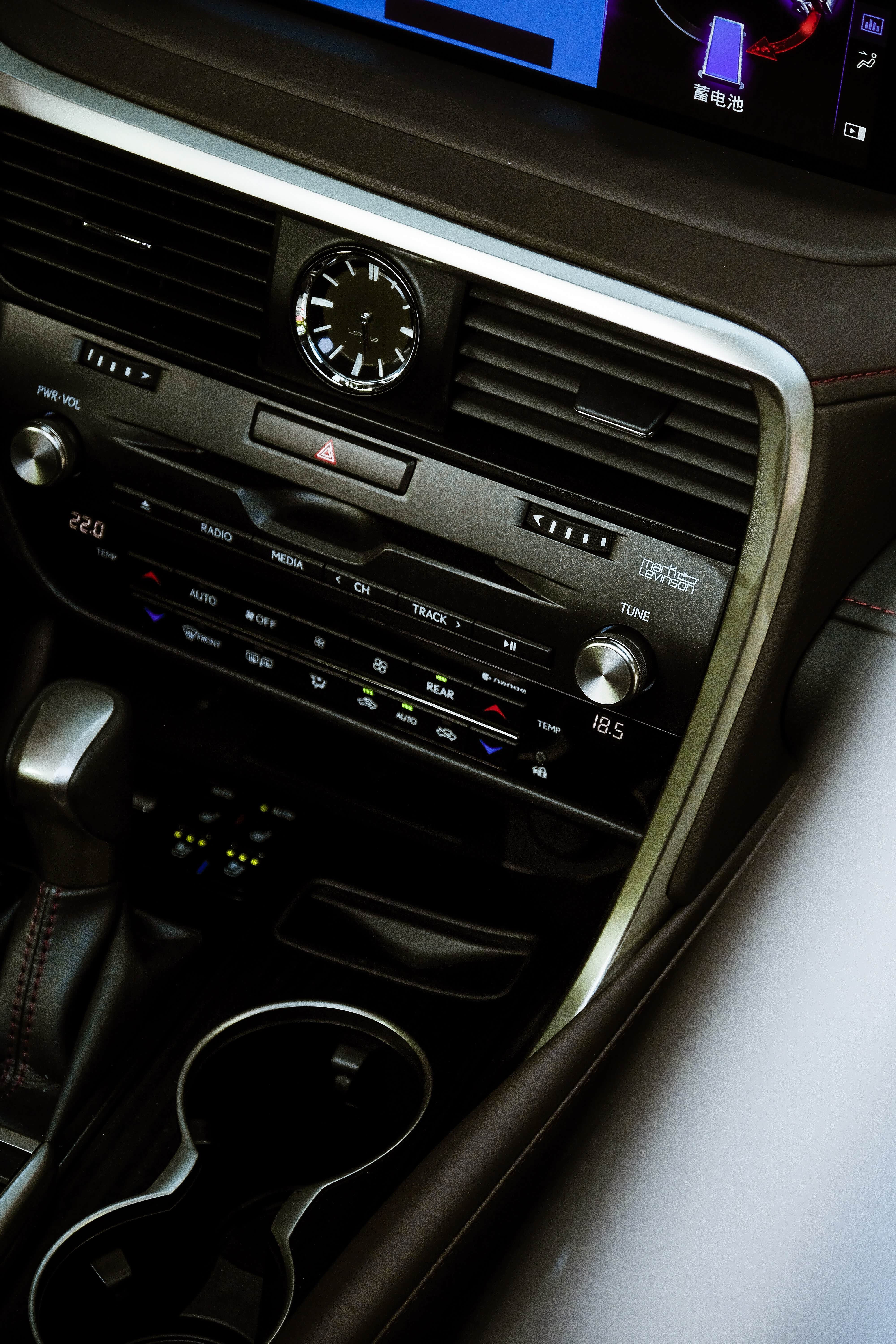 中控台上的马克莱文森logo