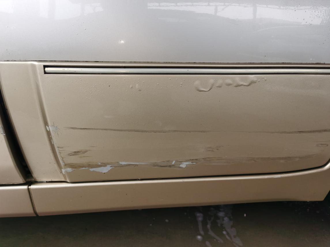 外侧也有很多小剐蹭，看样子全车漆是跑不掉了。