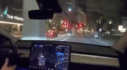 场景二：无法识别路中单轨道路，蛇皮走位差点撞柱子上