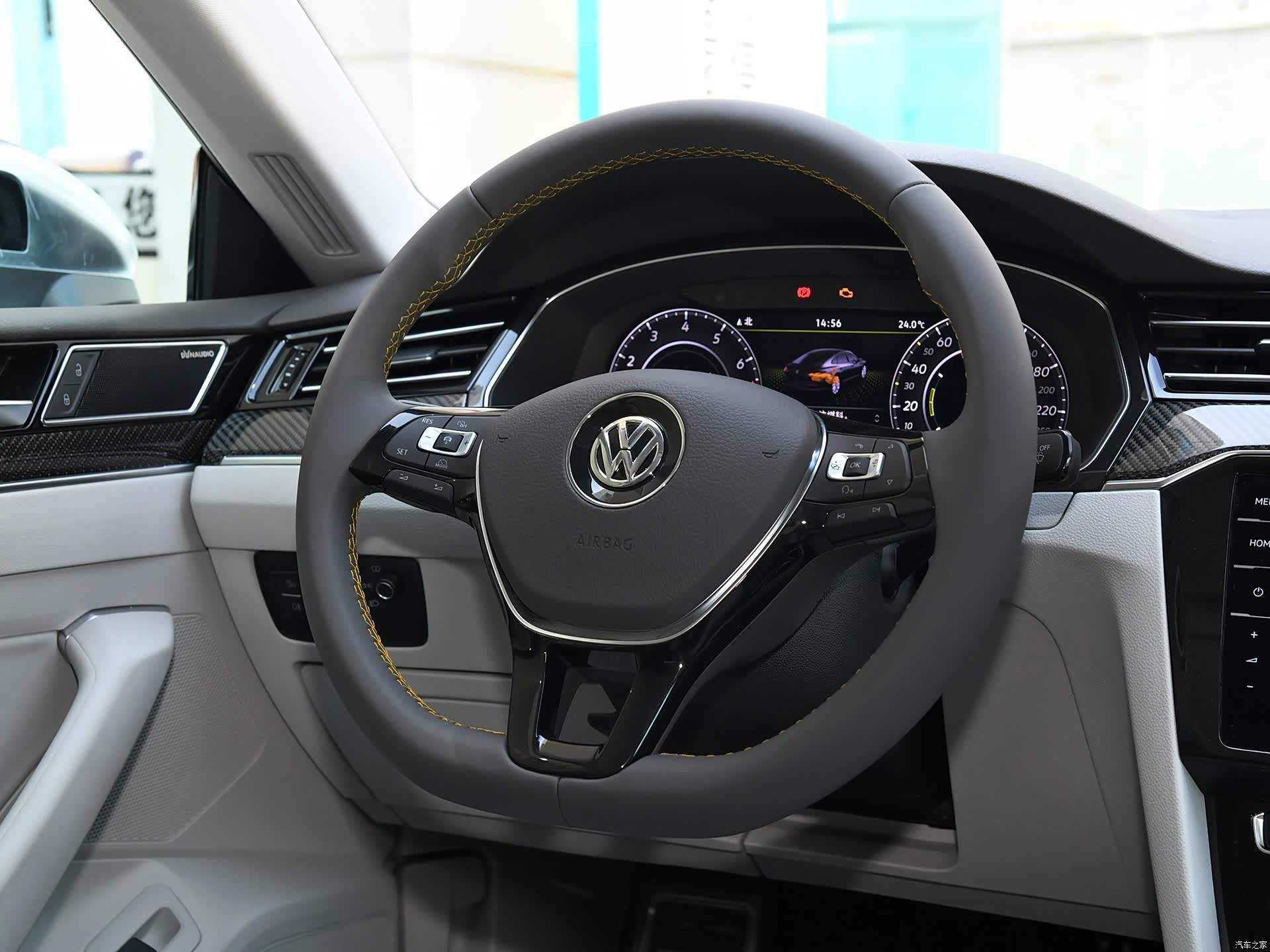 新CC的方向盘尺寸比老CC略小，适合快速打方向，并且手感也很棒！/引自汽车之家图库