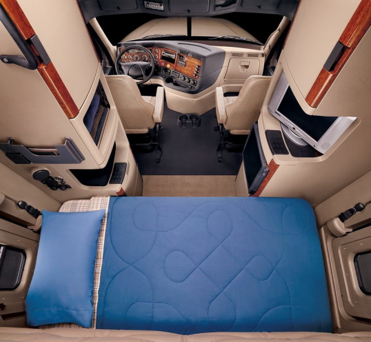 美国长头重卡驾驶室内部图１