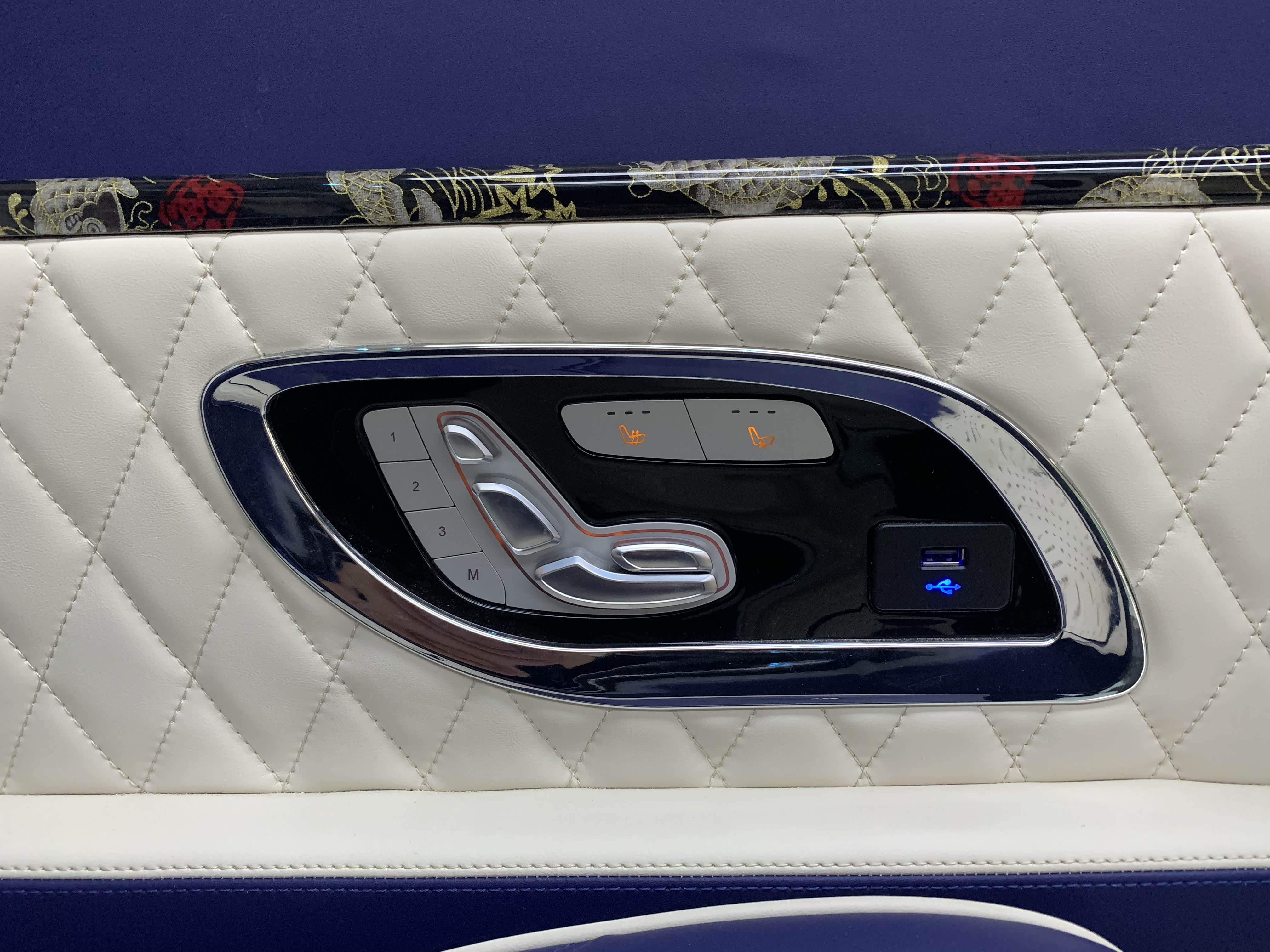 位于内壁两侧的座椅物理按键