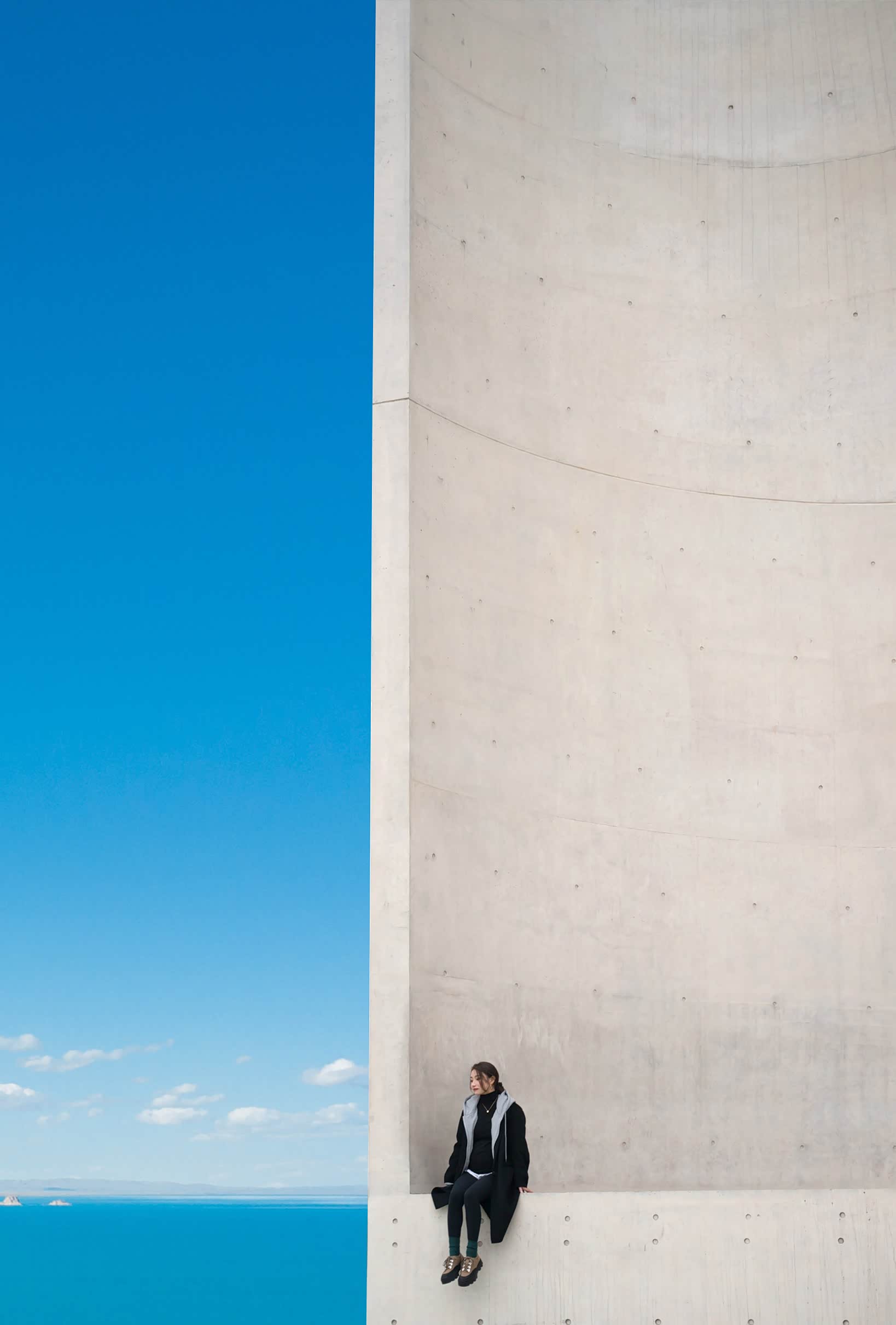 一张拍摄于谢子龙影像艺术馆门口，并经过“艺术加工”过的照片