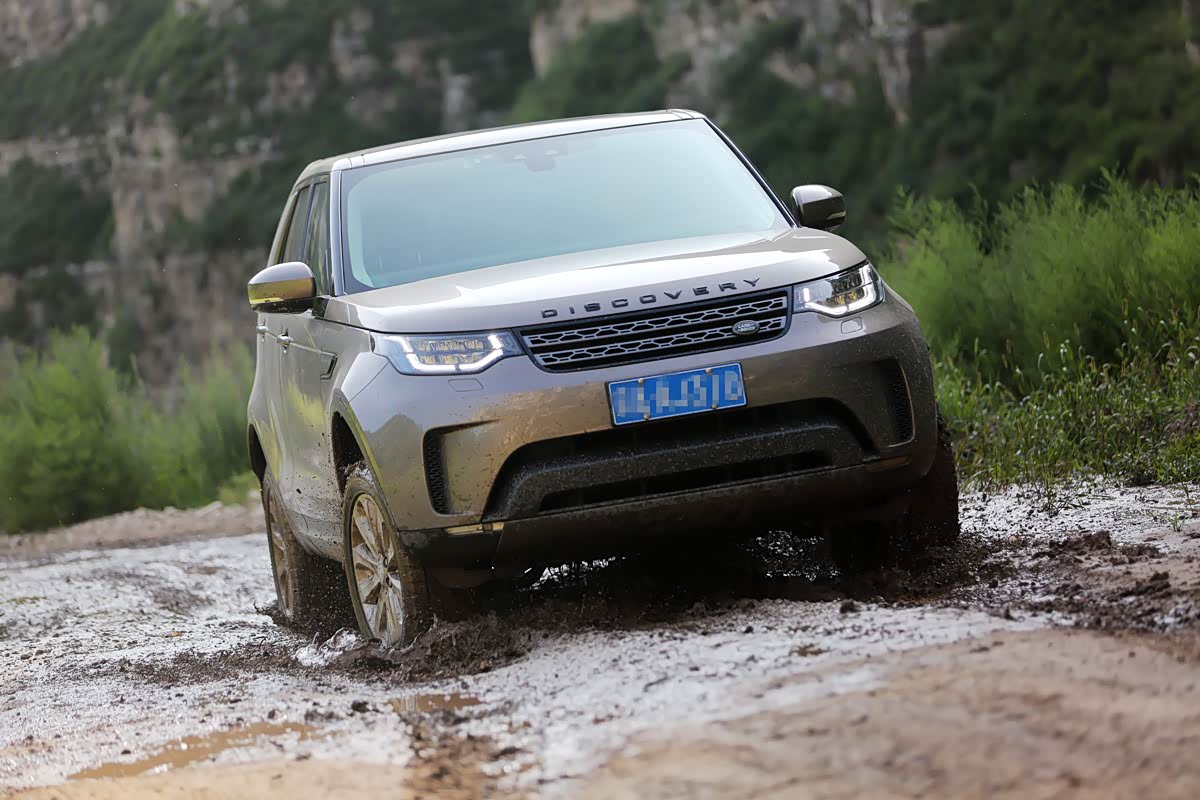 凭借出色的四驱+可靠轮胎的组合路虎发现5顺利通过