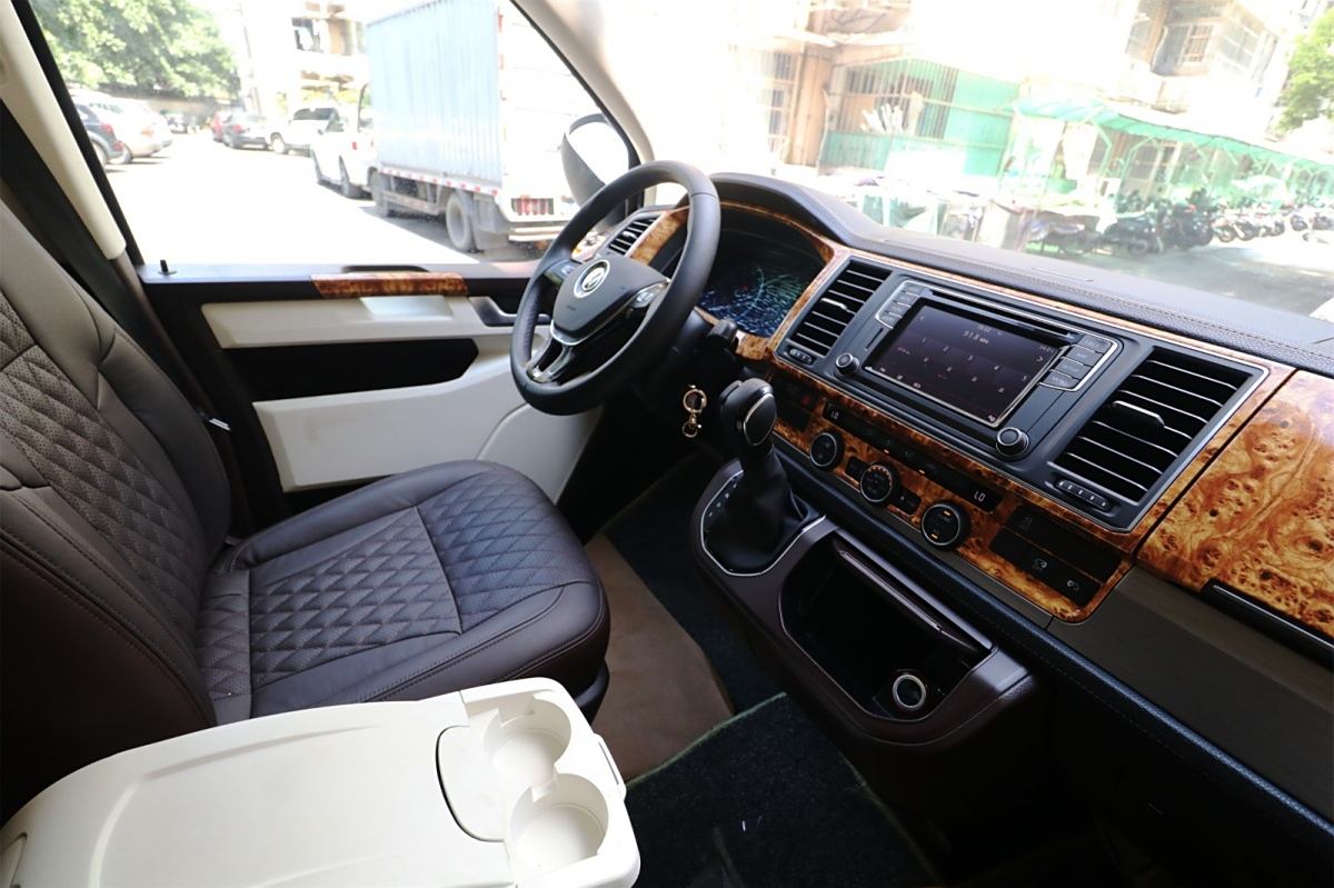 实拍四驱大众七座豪华商务车