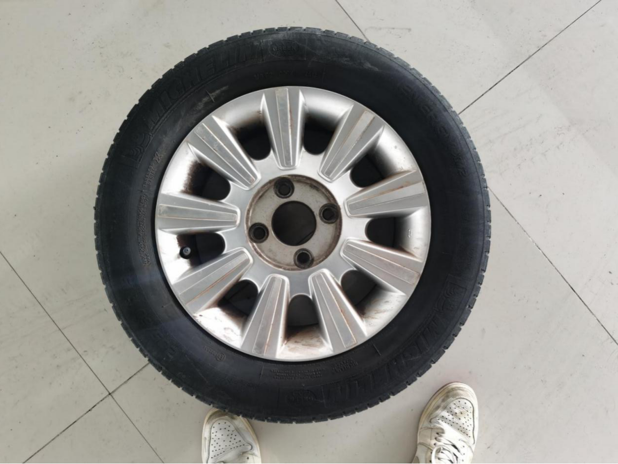 原厂的多幅轮毂很好看，简约大气。