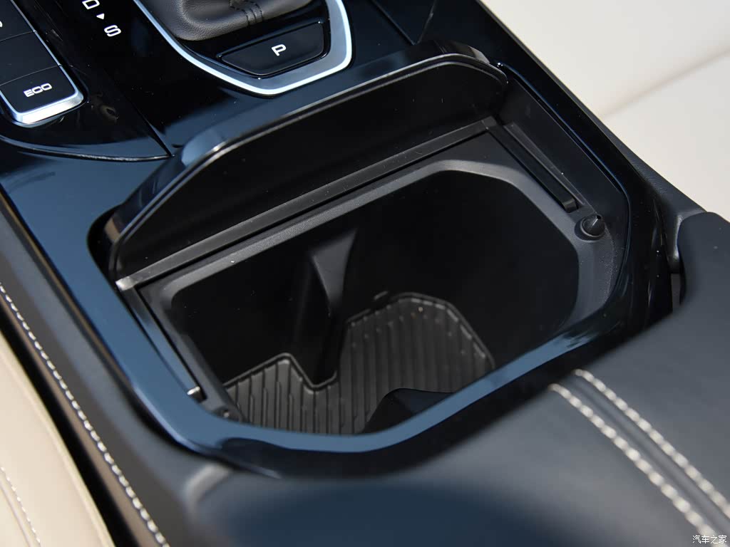  凯捷有个大毛病，中控台表层的储物空间太少了，不符合家用MPV定位