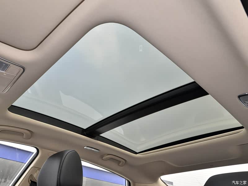 在同价位的家轿产品中，全景天窗是稀有的配置，但锐程CC高配车型就有此配置