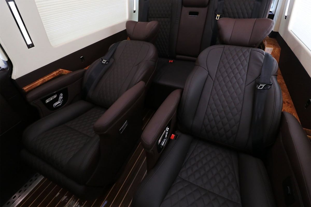 实拍四驱大众七座豪华商务车