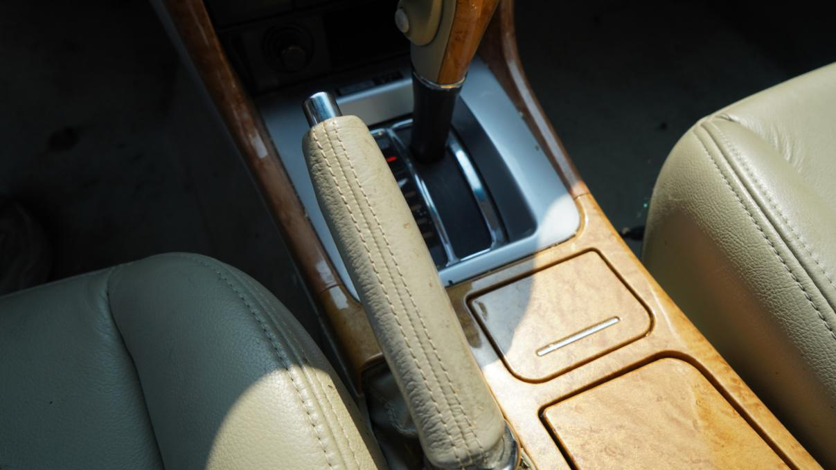 手刹也是，很新。