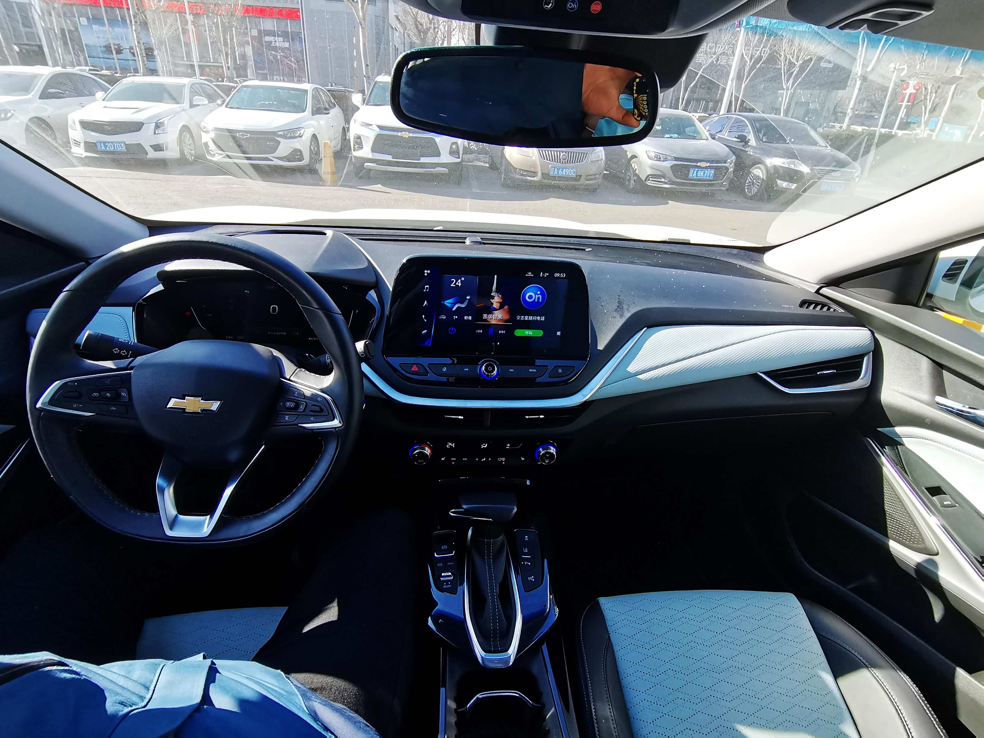 内饰一直不是雪佛兰的强项，甚至可以说是短板了，这台畅巡的内饰格局还算凑合，粗中有细，有些细节做的还行