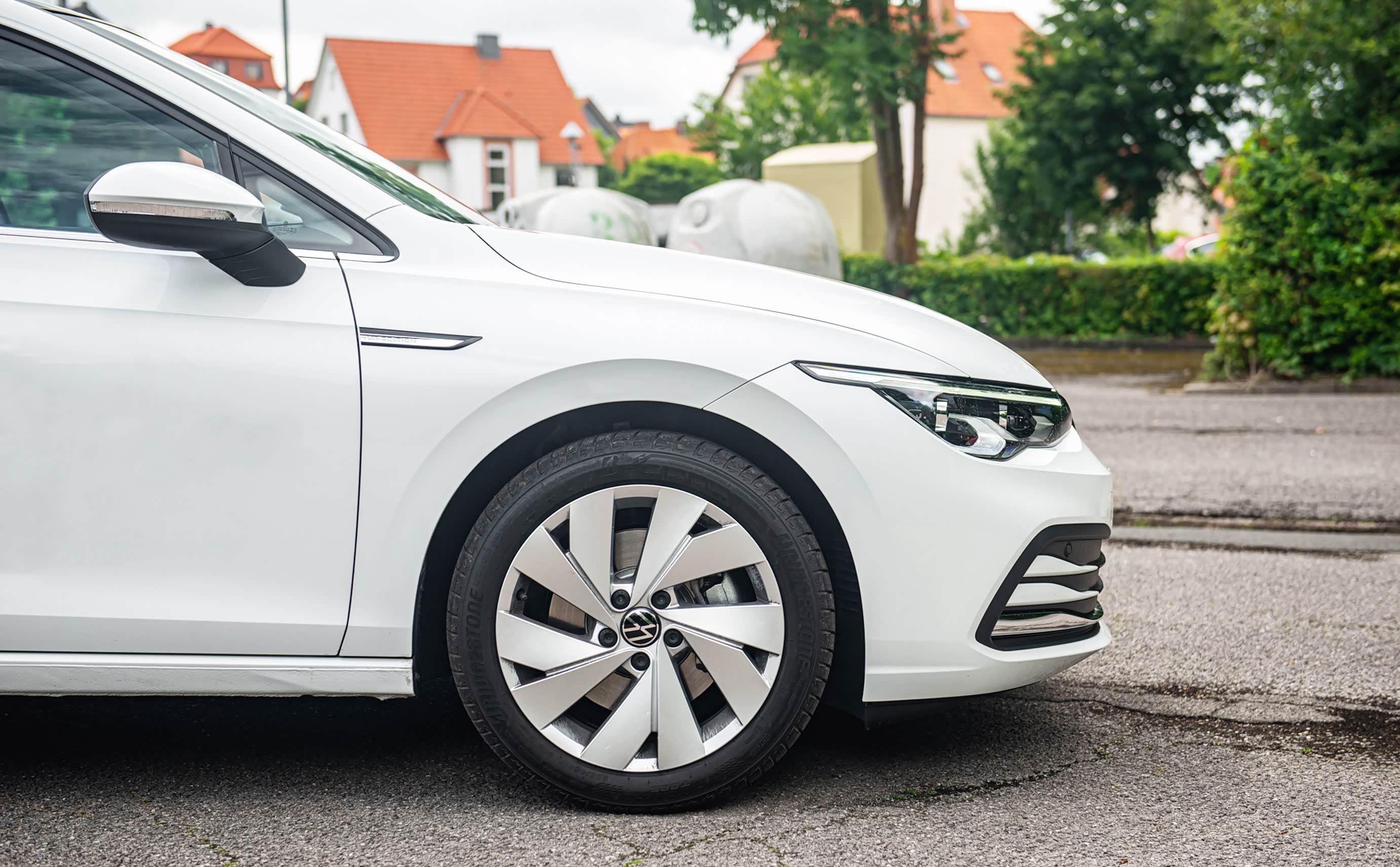 17英寸"Belmont"轮圈搭配的是普利司通TURANZA T005轮胎，尺寸为225/45 R1