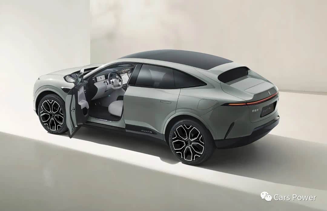 后侧45度角的阿维塔11呈现鲜明跨界SUV特征
