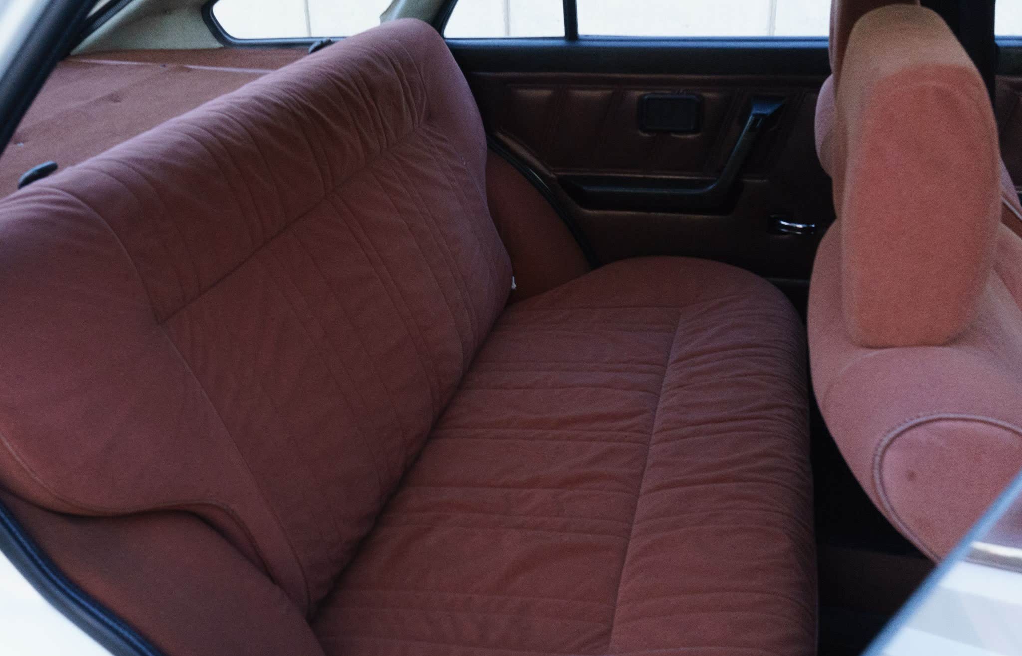 FOS波罗乃兹的另一个优点是，沙发座椅比普桑、捷达和富康的座椅舒服。