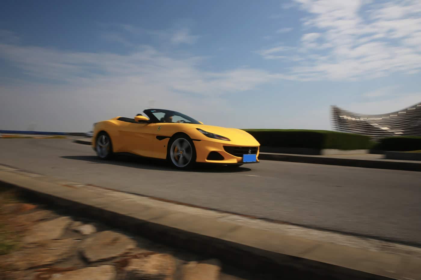 敞篷车不在新天地就应该在水边