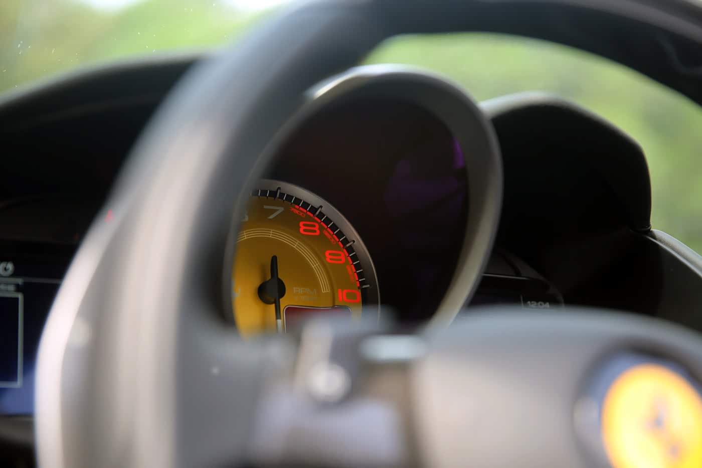 真正的高性能跑车往往把转速表放在最核心的位置，且都保留机械指针，以避免转速极速上升时电子仪表不能同步