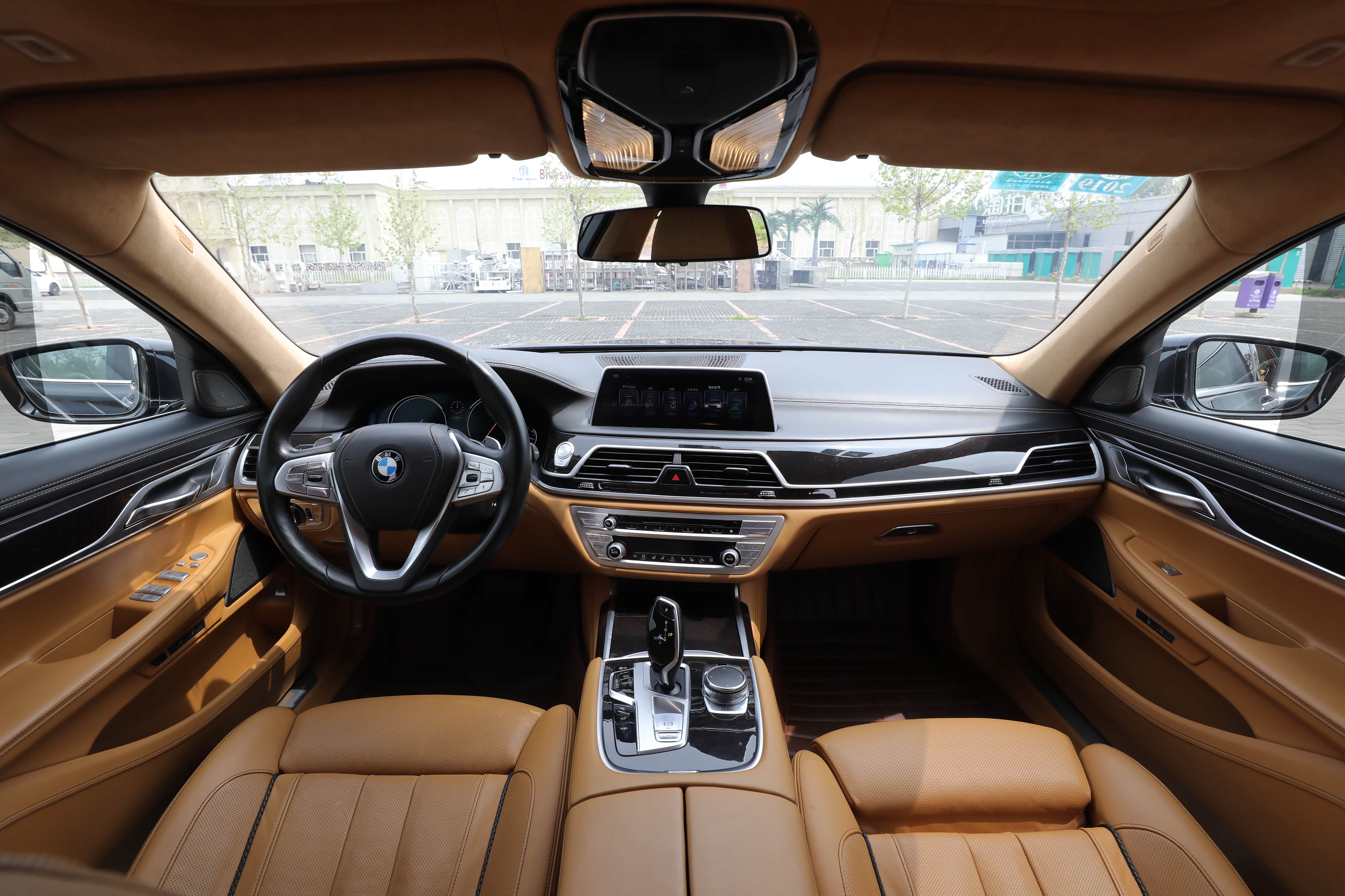 棕色的内饰也是高端大气