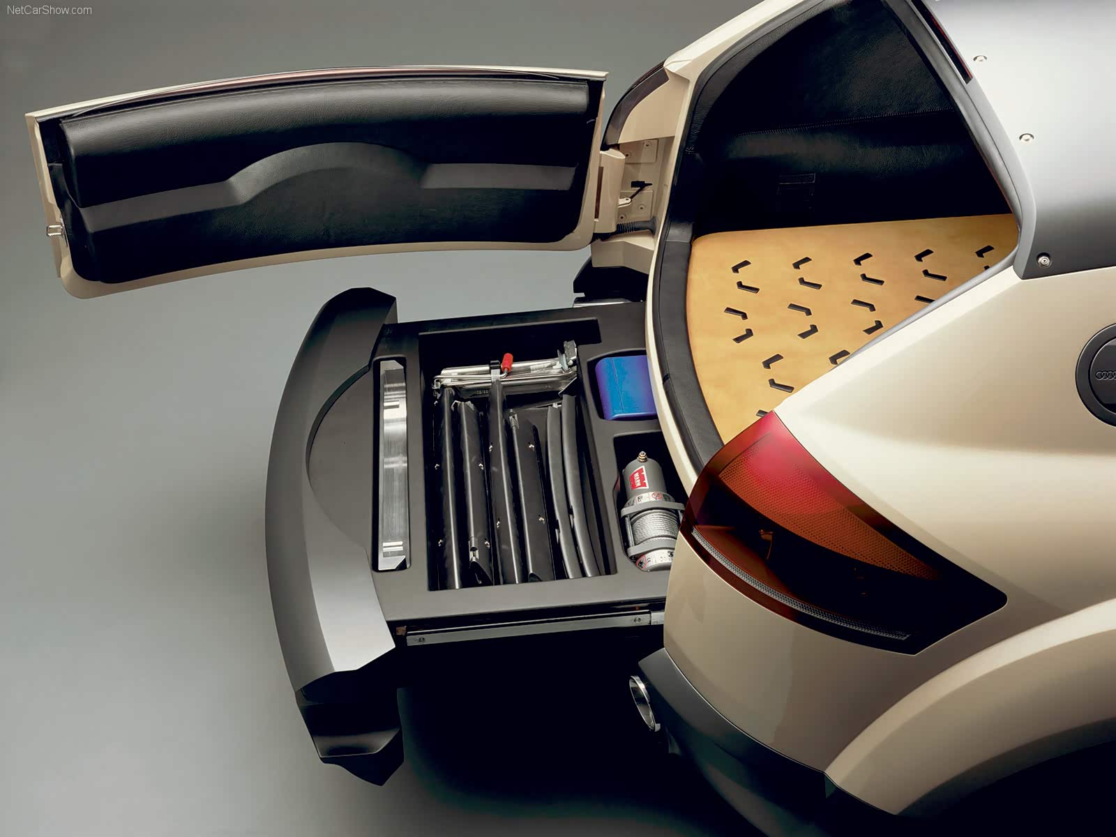 (图：Audi Steppenwolf概念车多功能储物盒，甚至还能看到绞盘)