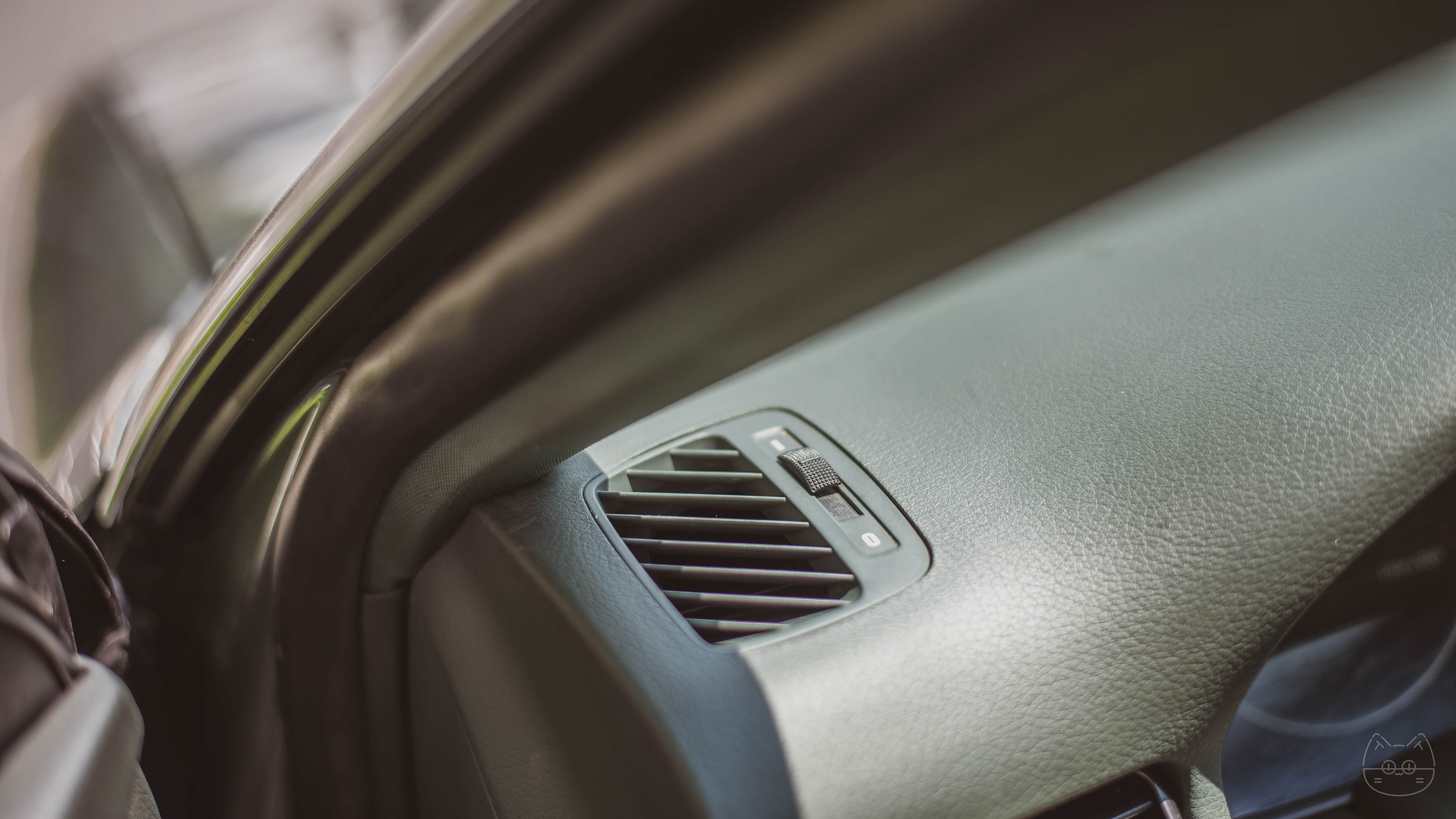 (图：差点忘了说，用于前排车窗除霜除雾的出风口也有独立开关)