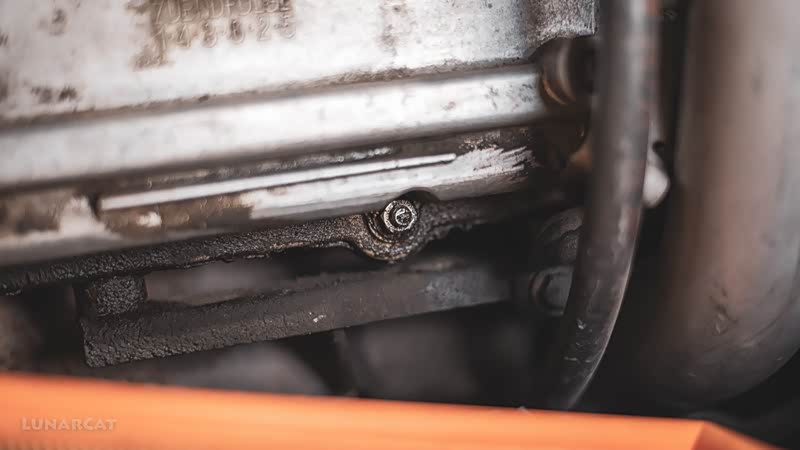 (图：气门室盖垫失效导致的渗油，已经堆出了厚厚一层油泥)