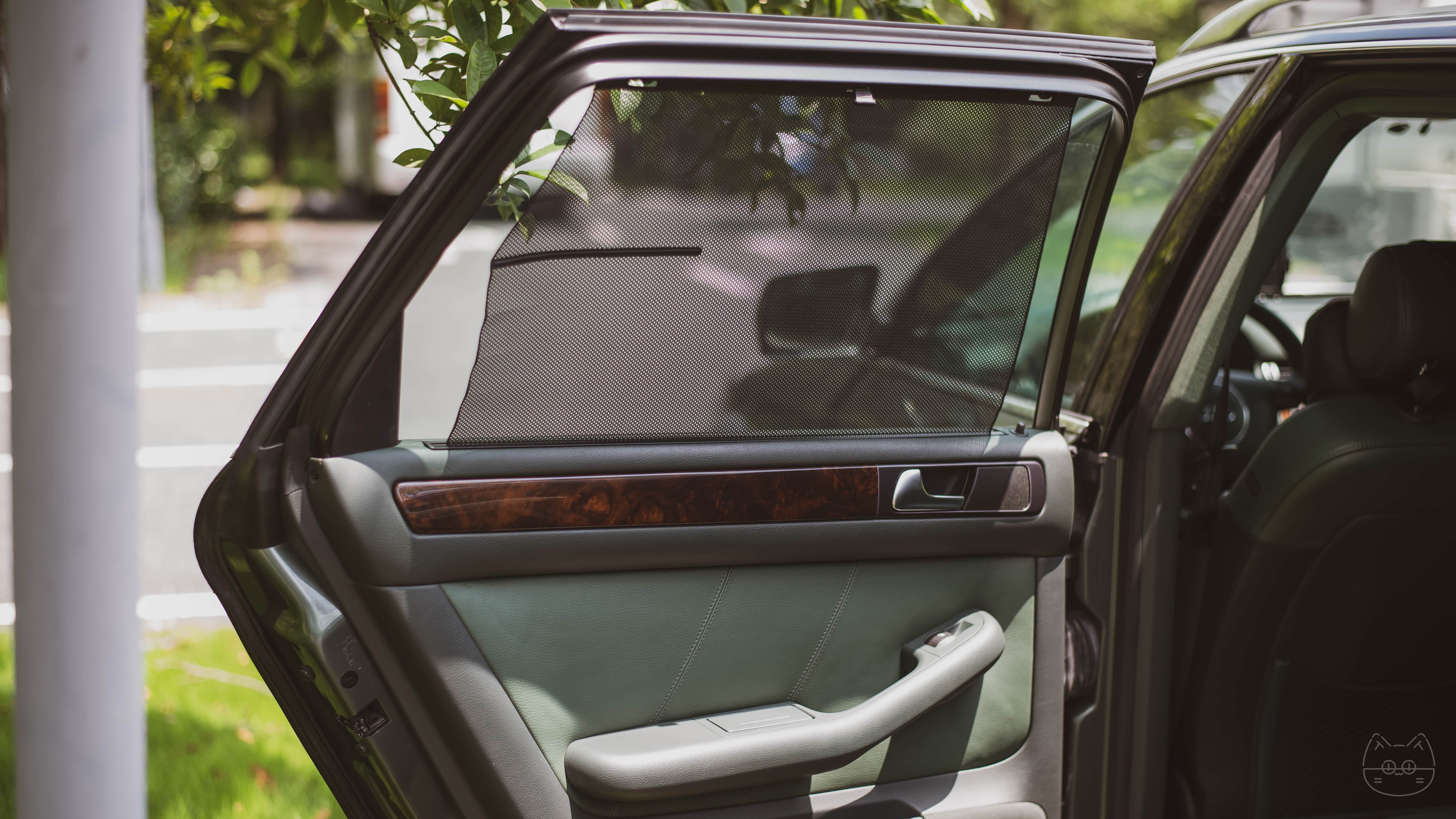 (图：后排手动遮阳帘)