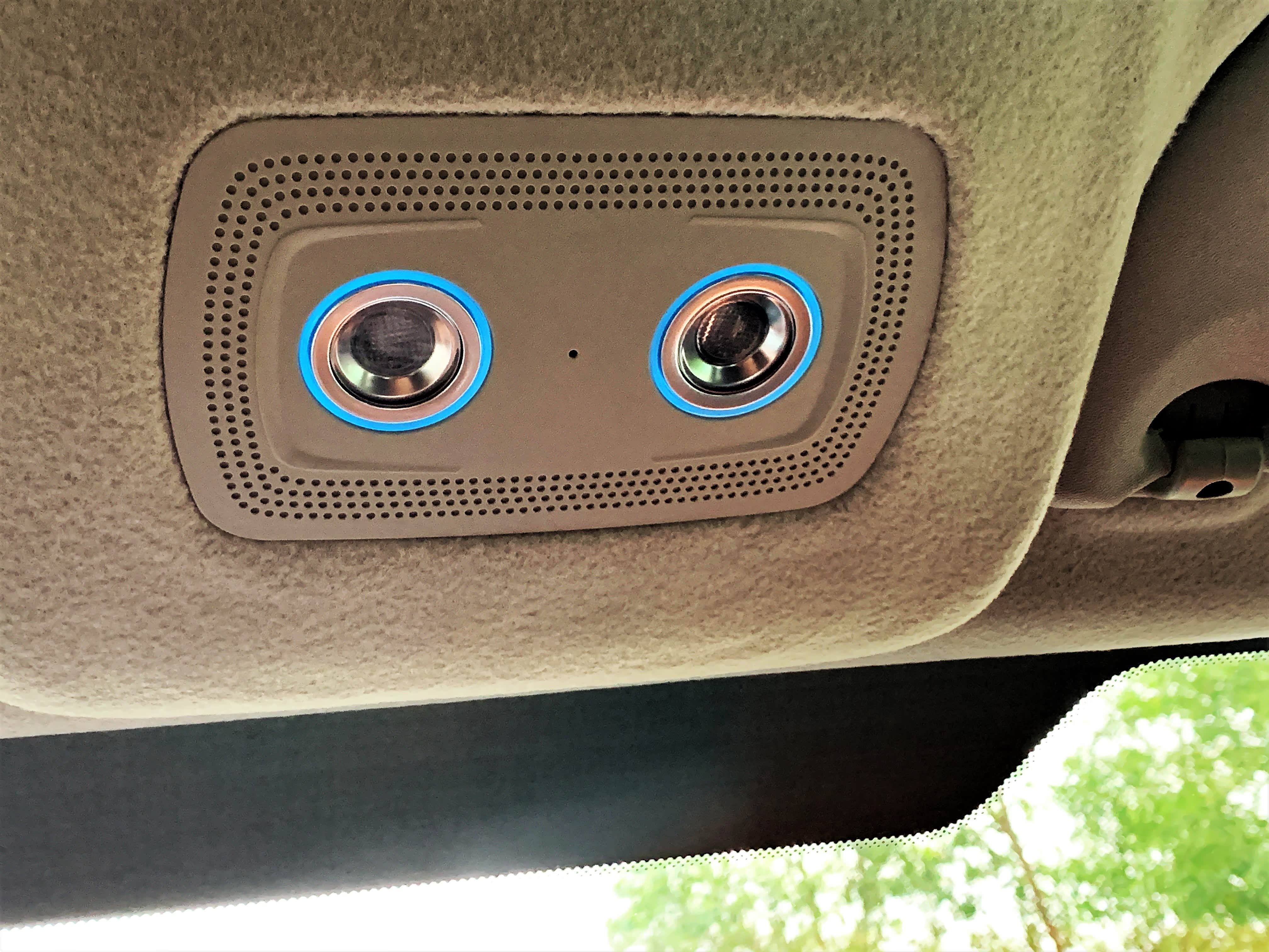 车内照明只有前方两盏LED灯，再次证明了e1偏重照顾前排乘客的设计理念