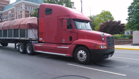 美国长头重卡（大卧铺）的轴距达到5米以上