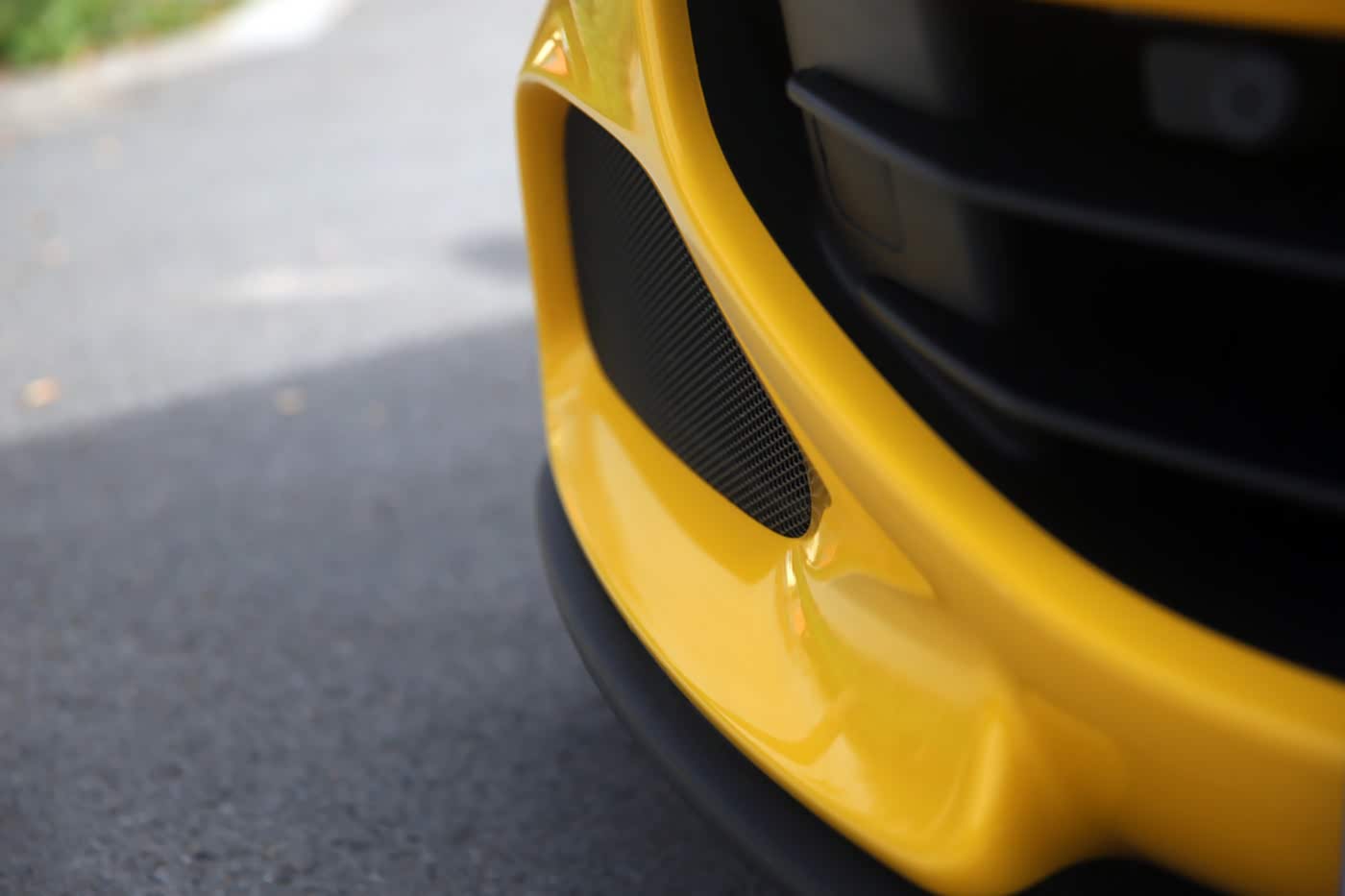 发动机在前面， 前脸设计需要满足进气和冷却的功能性需求， 这和中置的同门兄弟是重要的差异。