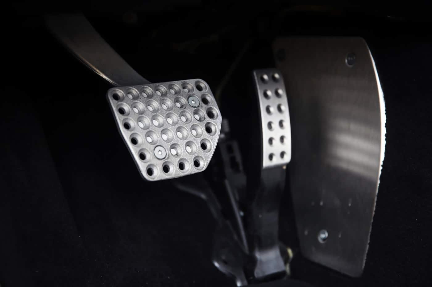 金属的刹车和油门踏板看上去很有质感， 而且有打孔防滑设计