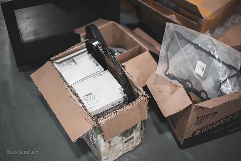 (图：车主采购的气门室盖垫、发动机皮带等附件)