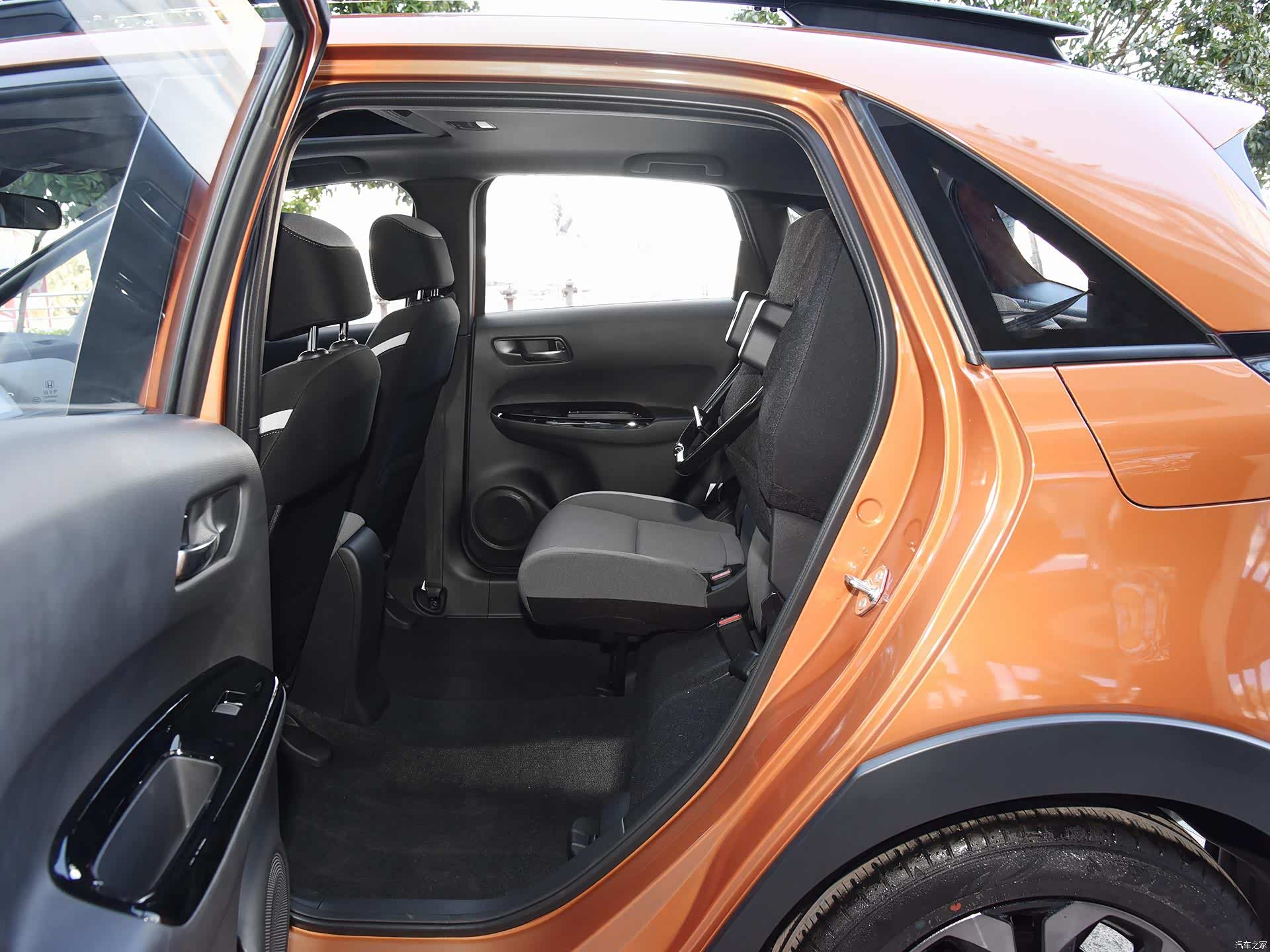 CROSSTAR车型后排坐垫完全收起后的状态，看明白了吗？/引自汽车之家图库